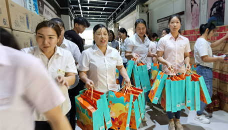 建業百貨各分公司為員工發(fā)放中秋福利